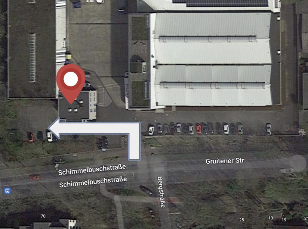 PHYSIO.erkrath liegt nach der Toreinfahrt bei Gruitener Str/Schimmelbuschstraße auf der linken Seite. Dort befinden sich einige kostenlose Parkplätze für Kund:innen. Die Markierung des Gebäudes bei Google Maps ist falsch.
